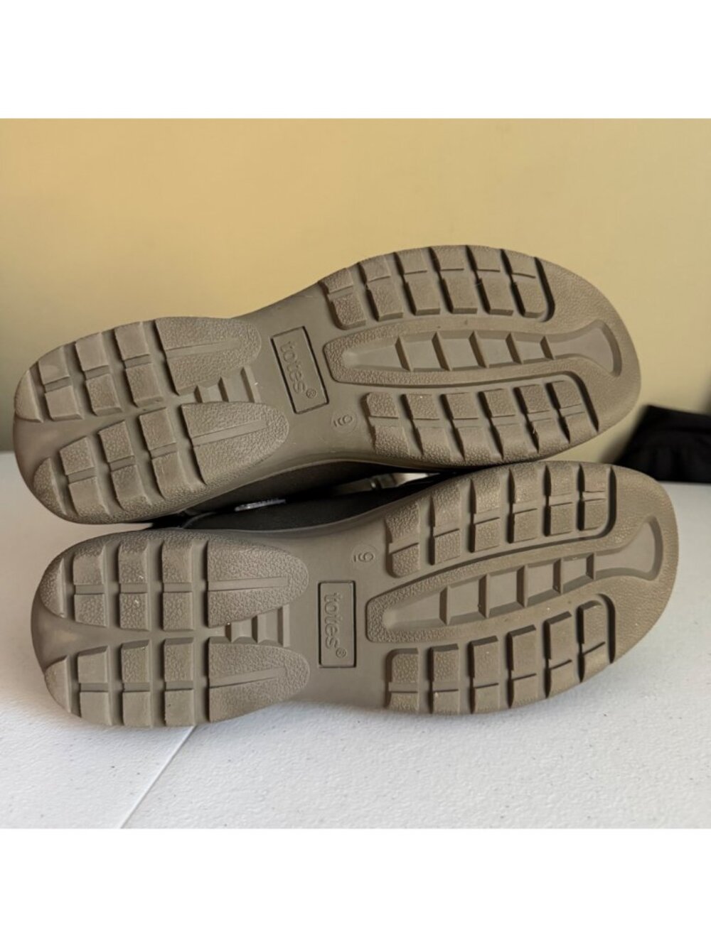 Totes Womens Gray Winter Boots Snow Boots Faux Fur Lining 9M Laces & Side Zipper - Picture 3 of 10
